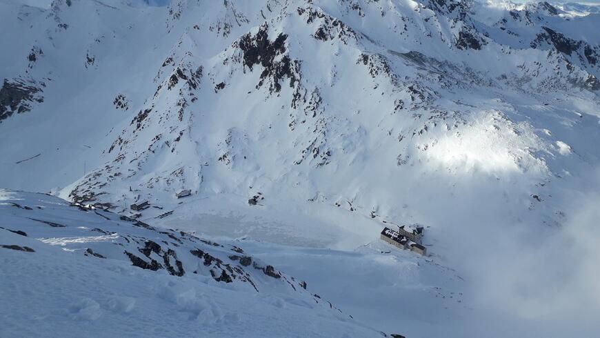L'Hospice du Grand-Saint-Bernard (depuis pt Mont Mort) L'Hospice du Grand-Saint-Bernard (depuis pt Mont Mort)