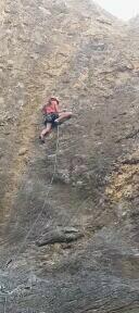 Emilie qui se bat dans un 6c+ Emilie qui se bat dans un 6c+