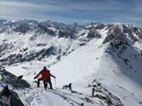 Redescente alpine du point coté 2900, au loin la Barre des Ecrins Redescente alpine du point coté 2900, au loin la Barre des Ecrins