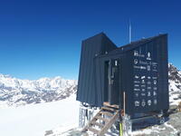 Nouveau bivouac sous l'abri historique du Ruitor. Nouveau bivouac sous l'abri historique du Ruitor.